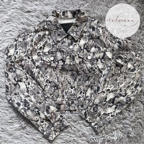 Sanctuary Stevie Snakeskin Print Cropped Trucker Jacket in Blue Horizon